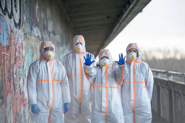 Personas con trajes de protección y respiradores al aire libre, concepto coronavirus . —  Fotos de Stock