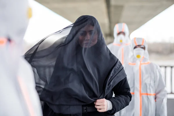 Люди с защитными костюмами на открытом воздухе, коронавирусом и концепцией смерти . — стоковое фото