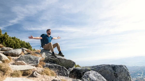 Uomo maturo con zaino escursioni in montagna in estate . — Foto Stock