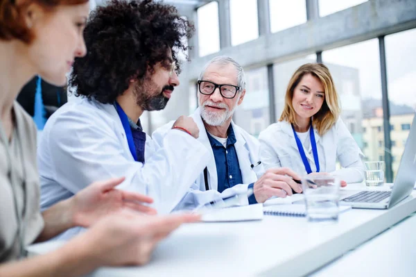 Läkargrupp på medicinsk konferens, föredrag. — Stockfoto