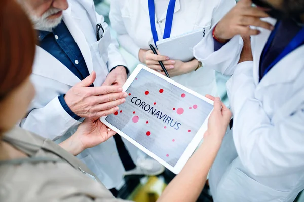 Grupo de médicos hablando sobre el virus corona en conferencia, sección media . —  Fotos de Stock