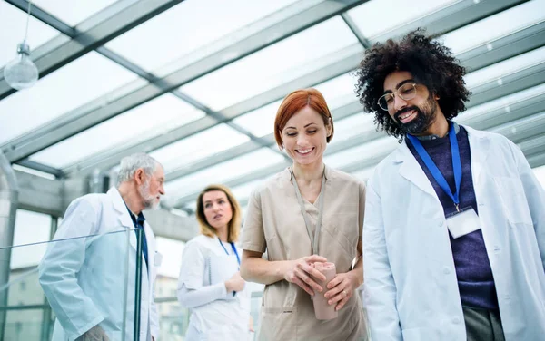 Gruppe von Ärzten läuft auf medizinischer Konferenz im Korridor. — Stockfoto