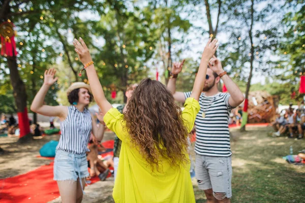 Grupp unga vänner dansar på sommarfestivalen. — Stockfoto