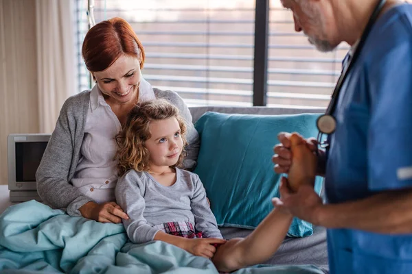 Médico examinando a una niña hospitalizada pequeña con madre en el hospital . —  Fotos de Stock