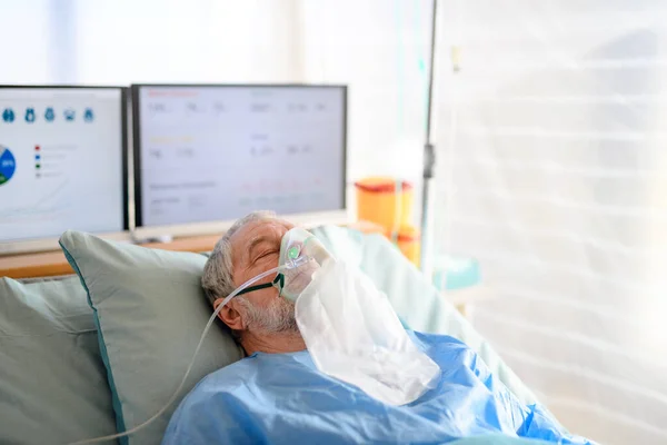 病院のベッドに横たわっ隔離で感染した患者,コロナウイルスの概念. — ストック写真
