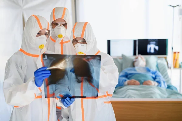 Equipe médica cuidando de pacientes infectados no hospital, conceito de coronavírus . — Fotografia de Stock