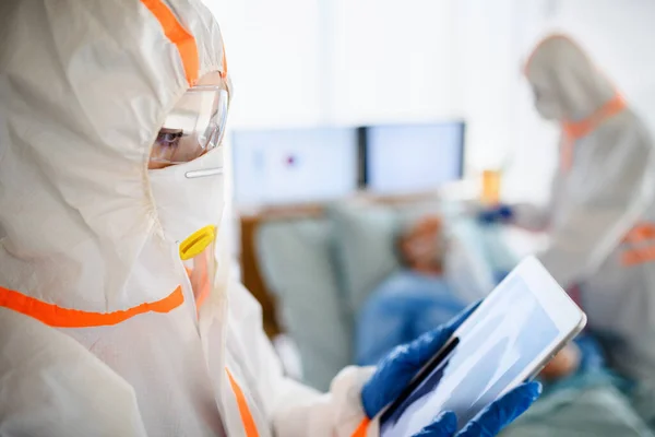 Cuidando de pacientes infectados no hospital, conceito de coronavírus . — Fotografia de Stock