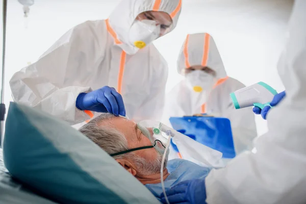 Infekterad patient i karantän liggande i sängen på sjukhus, coronavirus koncept. — Stockfoto