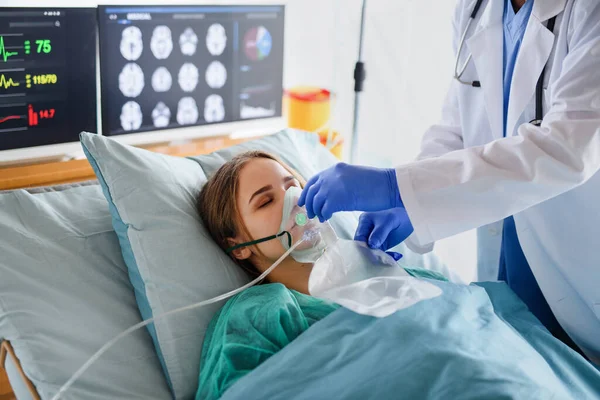 Paciente infectado en cuarentena acostado en cama en el hospital, concepto de coronavirus . —  Fotos de Stock