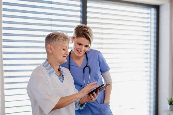 Healthcare workers indoors using smartphone. Copy space. — Stock Photo, Image