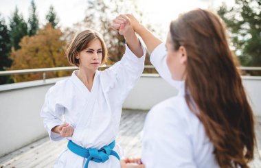 Terasta karate yapan genç kadınlar..