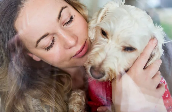 Mujer joven relajándose en el interior de casa con perro de compañía . —  Fotos de Stock