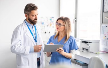 Modern diş cerrahisinde diş asistanı olan bir dişçi..