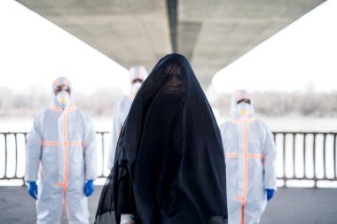 Koruyucu giysileri, koronavirüsü ve ölüm konsepti olan insanlar..