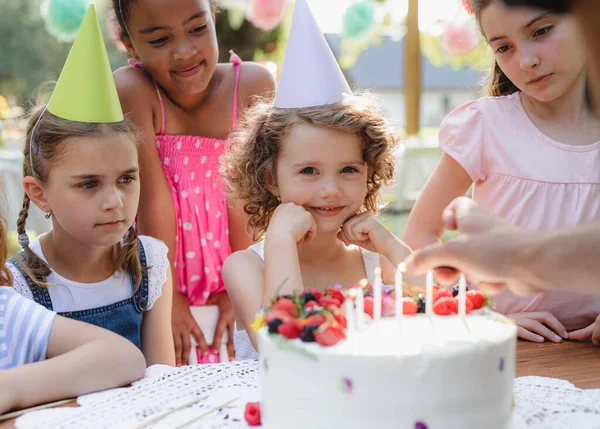 夏の庭で屋外の子供の誕生日パーティー、お祝いのコンセプト. — ストック写真