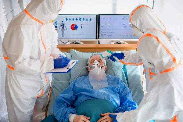 Infizierter Patient in Quarantäne liegt im Krankenhausbett, Coronavirus-Konzept. — Stockfoto