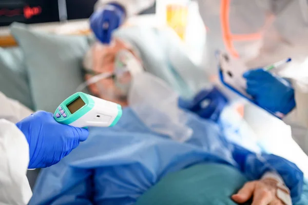 Dokter tak dikenal dengan termometer dan pasien di rumah sakit, konsep coronavirus . — Stok Foto