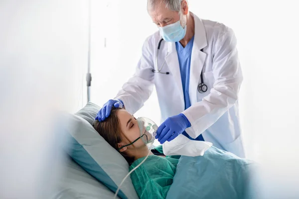 Zakażony pacjent w kwarantannie leżący w łóżku w szpitalu, koncepcja koronawirusa. — Zdjęcie stockowe