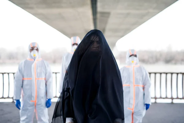 Personas con trajes de protección al aire libre, coronavirus y concepto de muerte . —  Fotos de Stock