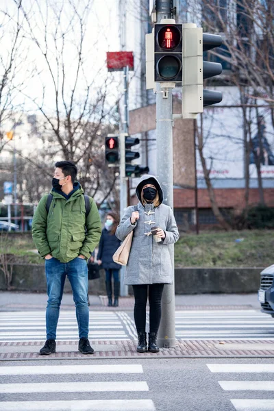 Personas con máscaras faciales en la ciudad, prevención del coronavirus y concepto de protección . —  Fotos de Stock