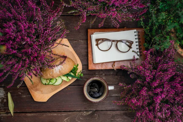 Composição de café e almoço leve no banco ao ar livre no terraço . — Fotografia de Stock
