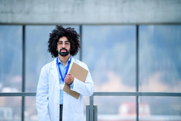 Hastanede dikilip kameraya bakan erkek doktorun portresi.. — Stok fotoğraf