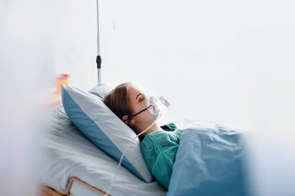 Geïnfecteerde patiënt in quarantaine liggend in bed in het ziekenhuis, coronavirus concept. — Stockfoto