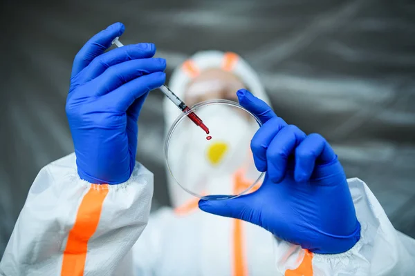 Médecin méconnaissable avec échantillon de sang à l'hôpital, concept de coronavirus . — Photo