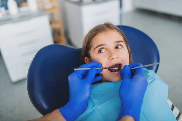 Annual dental check-up of a child in dentist surgery. — Stock Photo, Image
