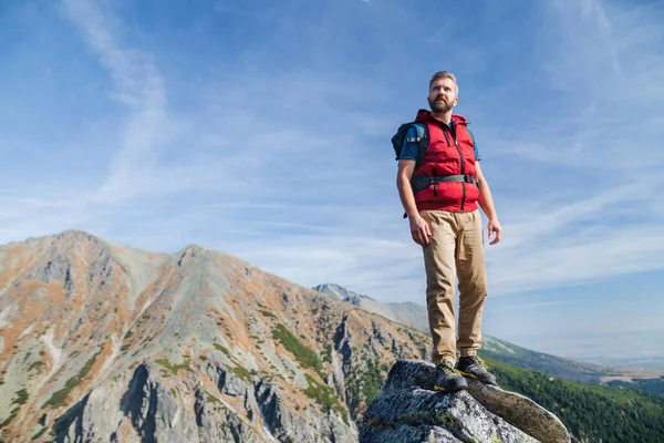 Hombre maduro con mochila senderismo en las montañas en verano . — Foto de Stock