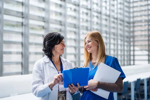 Mulheres médicas de pé em conferência médica, conversando . — Fotografia de Stock