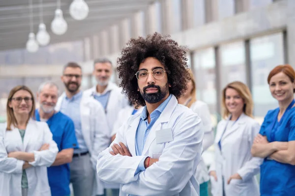 Skupina lékařů stojící na chodbě na lékařské konferenci. — Stock fotografie