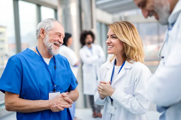 Skupina doktorů, kteří stojí na lékařské konferenci, mluví. — Stock fotografie
