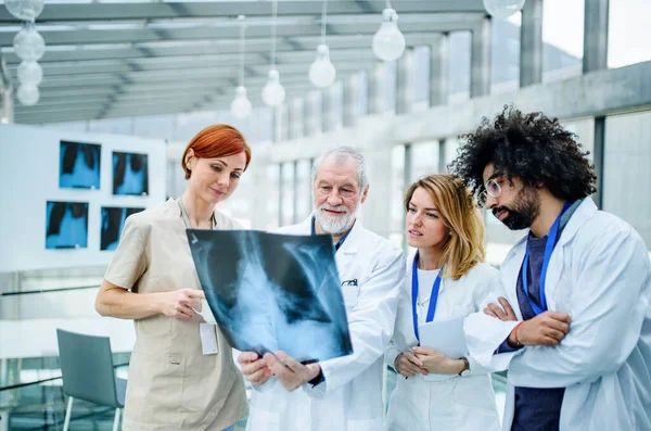 Groupe de médecins parlant du virus de la couronne sur la conférence . — Photo