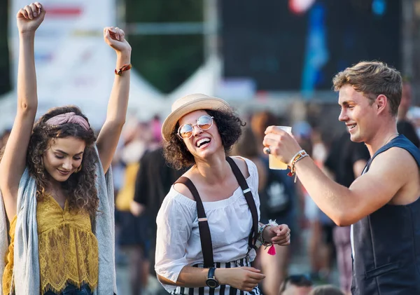 Grupp unga vänner på sommarfestivalen, har roligt. — Stockfoto