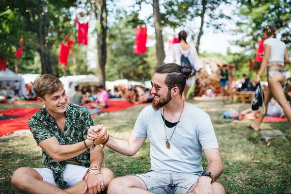 Mladí kluci přátelé na letním festivalu, dobře se baví. — Stock fotografie