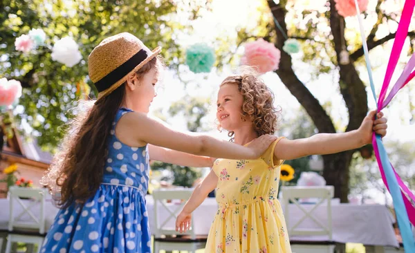 Małe dzieci na świeżym powietrzu w ogrodzie w lecie, zabawy. — Zdjęcie stockowe