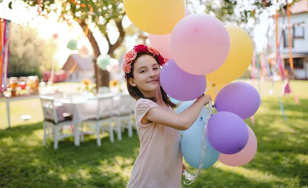 Petite fille en plein air dans le jardin en été, jouer avec des ballons . — Photo