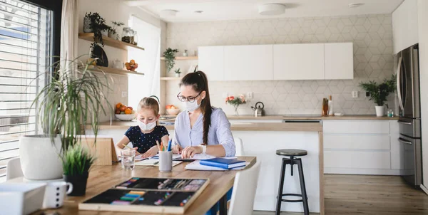 Mor och dotter lärande inomhus hemma, Corona virus och karantän koncept. — Stockfoto