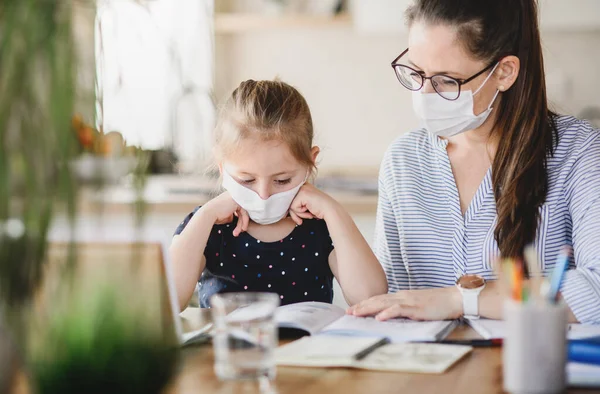 Madre e hija aprendiendo en casa, virus Corona y concepto de cuarentena . — Foto de Stock