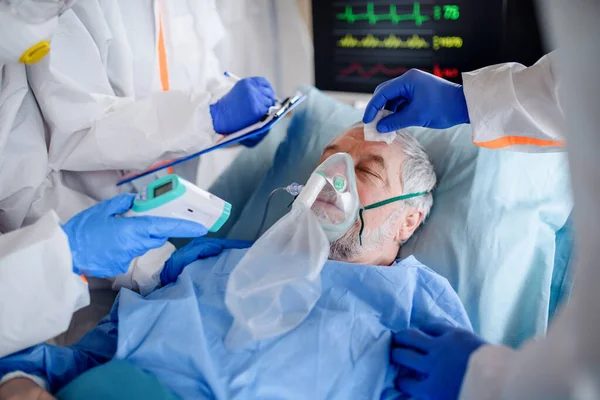 Infected patient in quarantine lying in bed in hospital, coronavirus concept. — Stock Photo, Image