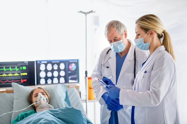 Läkare och infekterad patient i karantän på sjukhus, begreppet coronavirus. — Stockfoto