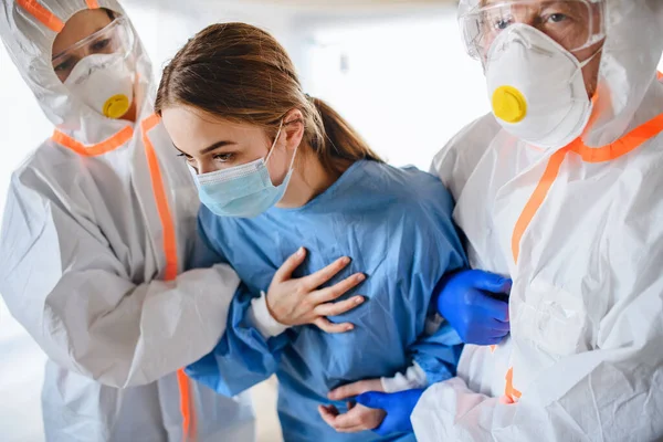 Lékaři a infikovaný pacient v karanténě v nemocnici, koncepce koronaviru. — Stock fotografie