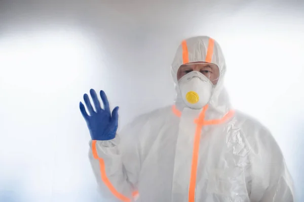 Doktor s ochranným oblekem, maskou a rukavicemi, koncepce koronaviru. — Stock fotografie