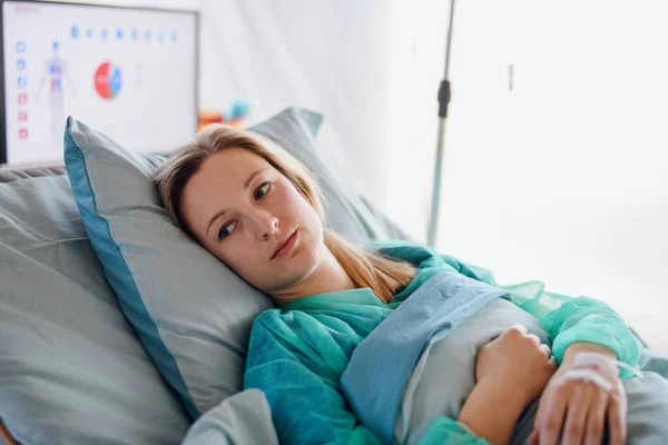 Geïnfecteerde patiënt in quarantaine liggend in bed in het ziekenhuis, coronavirus concept. — Stockfoto