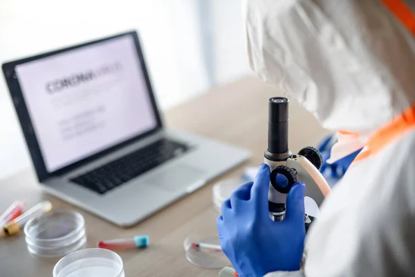 Doctor cu microscop care analizează probele de sânge, conceptul de coronavirus . — Fotografie, imagine de stoc