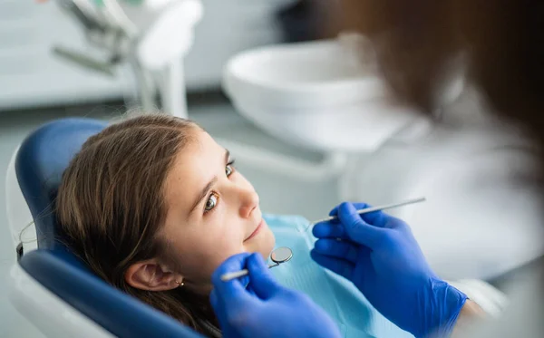 Annual dental check-up of a child girl in dentist surgery. — Stock Photo, Image