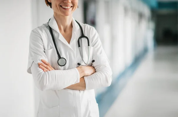 Hastanede duran tanınmayan kadın doktor. Boşluğu kopyala. — Stok fotoğraf