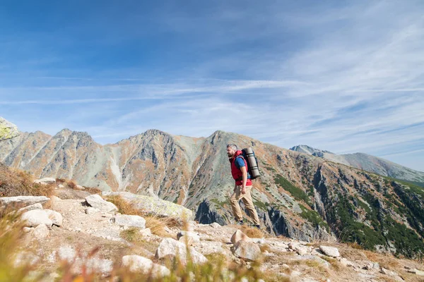 Homme mûr avec sac à dos randonnée en montagne en été . — Photo