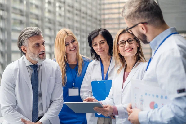 Group of doctors on conference, medical team discussing issues. — Stock Photo, Image